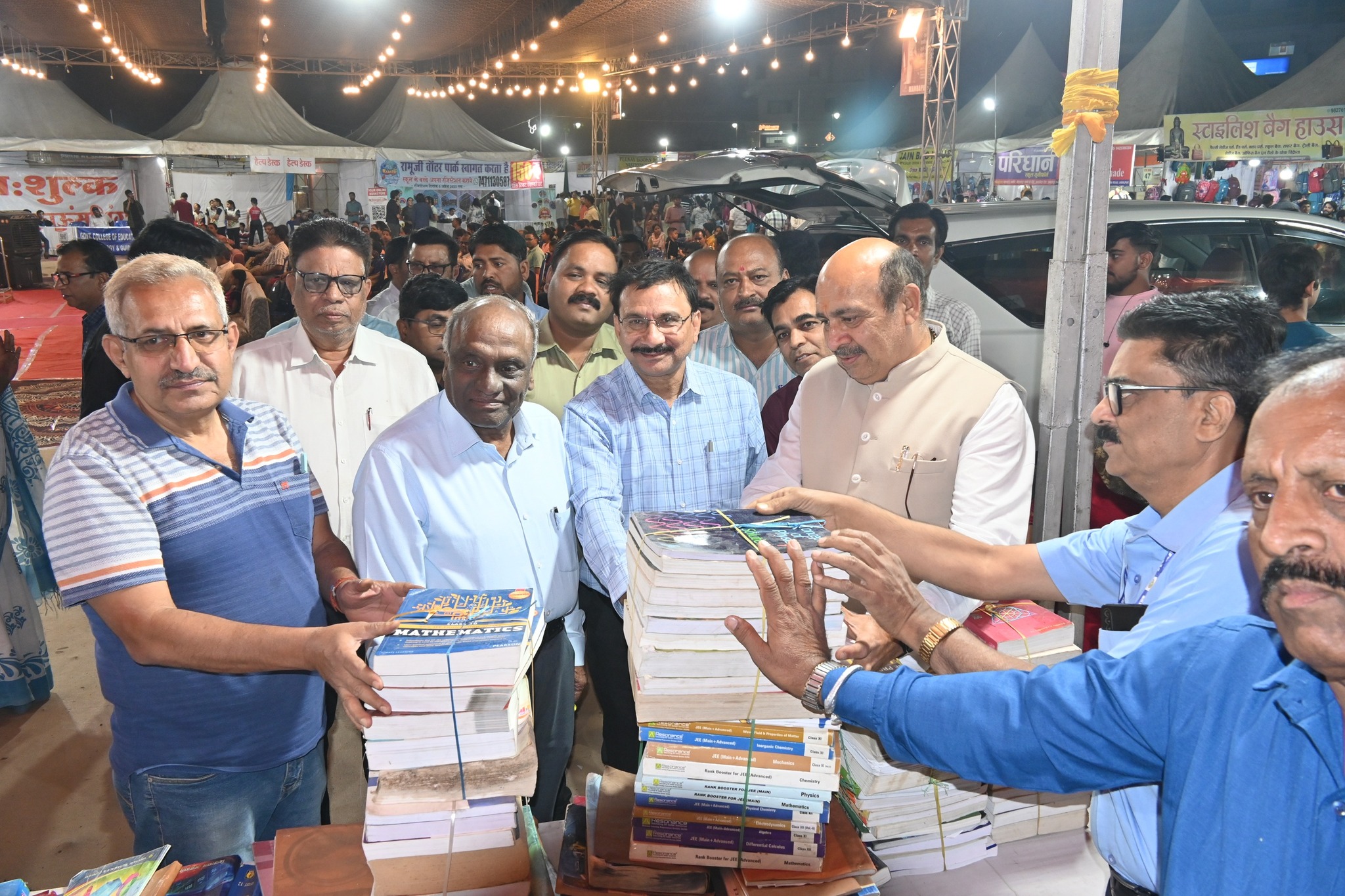 Golbazar Jabalpur: The seventh day of the 12-day book fair organized by the district administration in the Shaheed Memorial premises at Golbazar was also full of enthusiasm.