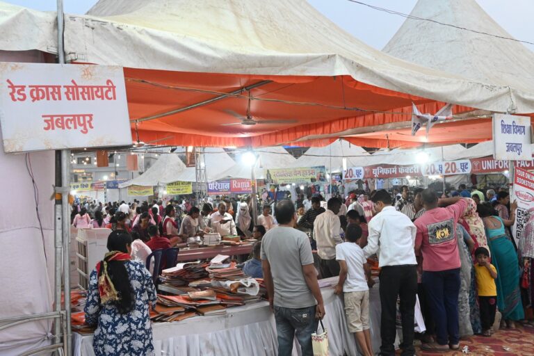Jabalpur Book and Uniform Fair A large number of children and parents reached the 12-day book and uniform fair