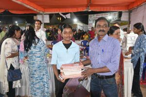 Golbazar Jabalpur: The seventh day of the 12-day book fair organized by the district administration in the Shaheed Memorial premises at Golbazar was also full of enthusiasm.