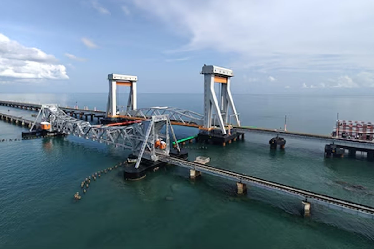 Pamban Bridge पीएम मोदी ने किया पंबन ब्रिज का उद्घाटन: अब रामेश्वरम की ट्रेन यात्रा होगी और भी आसान 1 Pamban Bridge:- Prime Minister Narendra Modi has inaugurated the much awaited Pamban Bridge, so now passengers will not face any problem in travelling by train to Rameswaram.