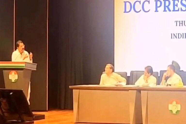 During the meeting, the district presidents of Bastar and Raigarh were given a chance to present their views, where they exposed the internal factionalism in the party.