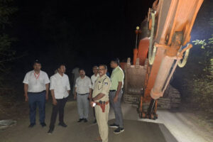 Shahpura: नर्मदा नदी पर जिला प्रशासन की छापेमारी, अवैध रेत खनन में लगी भारी मशीनें जब्त 2 Shahpura: District administration raids Narmada river, seizes heavy machines involved in illegal sand mining