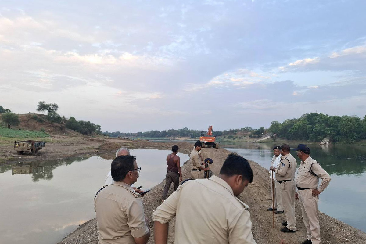 Shahpura: District administration raids Narmada river, seizes heavy machines involved in illegal sand mining