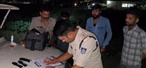 Jabalpur police Two accused involved in illegal arms smuggling arrested, eight button knives recovered