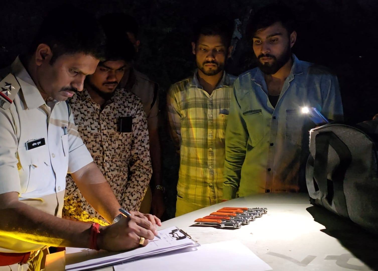 Jabalpur police Two accused involved in illegal arms smuggling arrested, eight button knives recovered