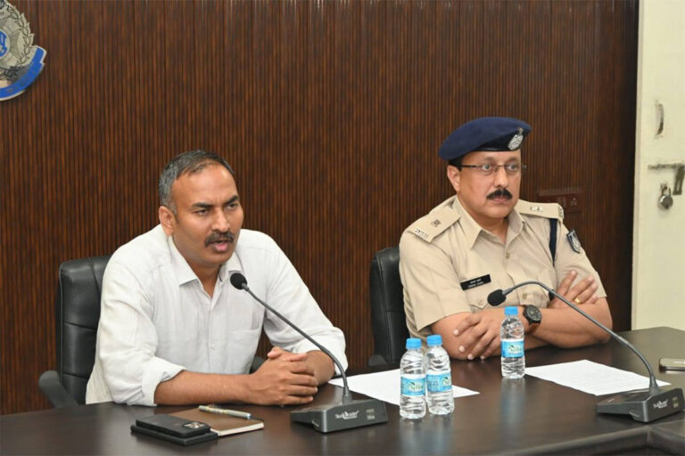 Jabalpur SP of Police Mr. Sampat Upadhyay held a meeting with the officers posted in traffic and gave necessary guidelines.