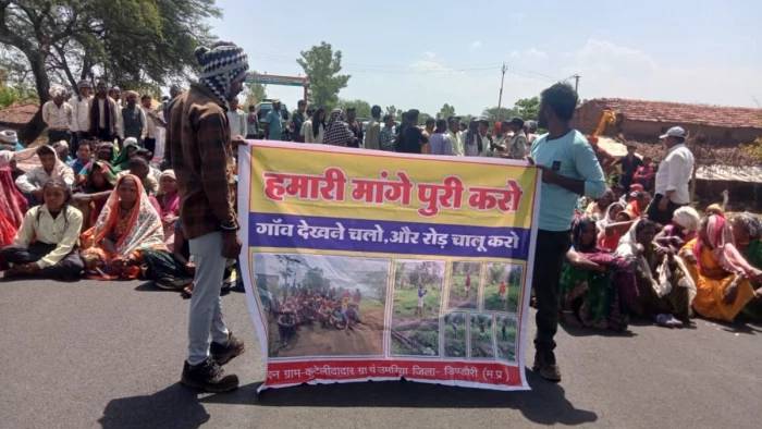 Dindori staged a road blockade on the Jabalpur-Amarkantak National Highway protesting against severe drinking water shortage and administrative negligence.