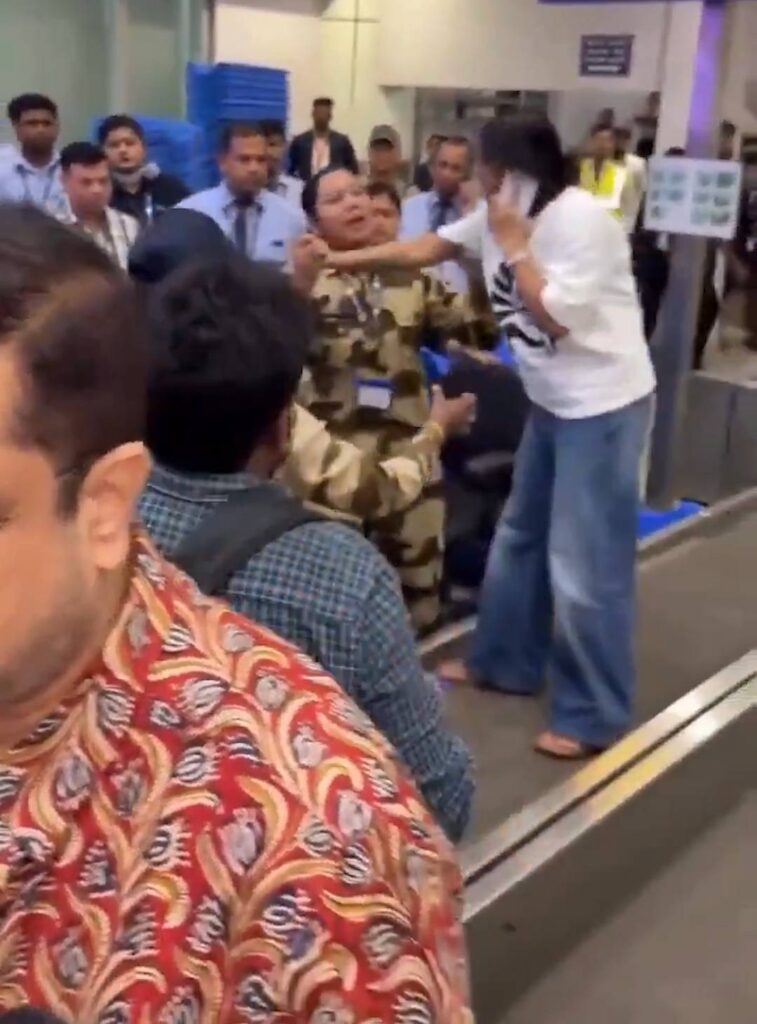 Bhubaneswar Airport पर IndiGo की फ्लाइट कैंसिल होने से भड़की महिला, लगेज बेल्ट पर चढ़कर किया हंगामा; CISF ने संभाला मामला 2 Bhubaneswar Airport
