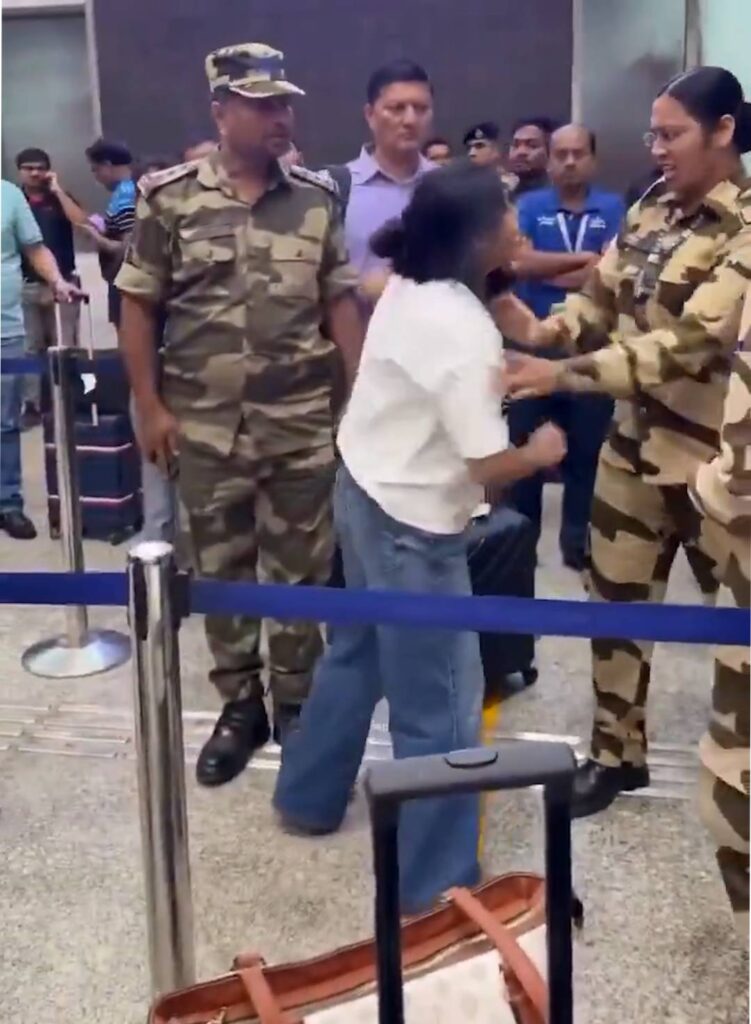 Bhubaneswar Airport पर IndiGo की फ्लाइट कैंसिल होने से भड़की महिला, लगेज बेल्ट पर चढ़कर किया हंगामा; CISF ने संभाला मामला 3 Bhubaneswar Airport