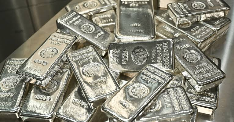 चांदी में बड़ी गिरावट, डॉलर मजबूत होने से Silver पर दबाव; ₹2.30 लाख तक फिसलने का खतरा