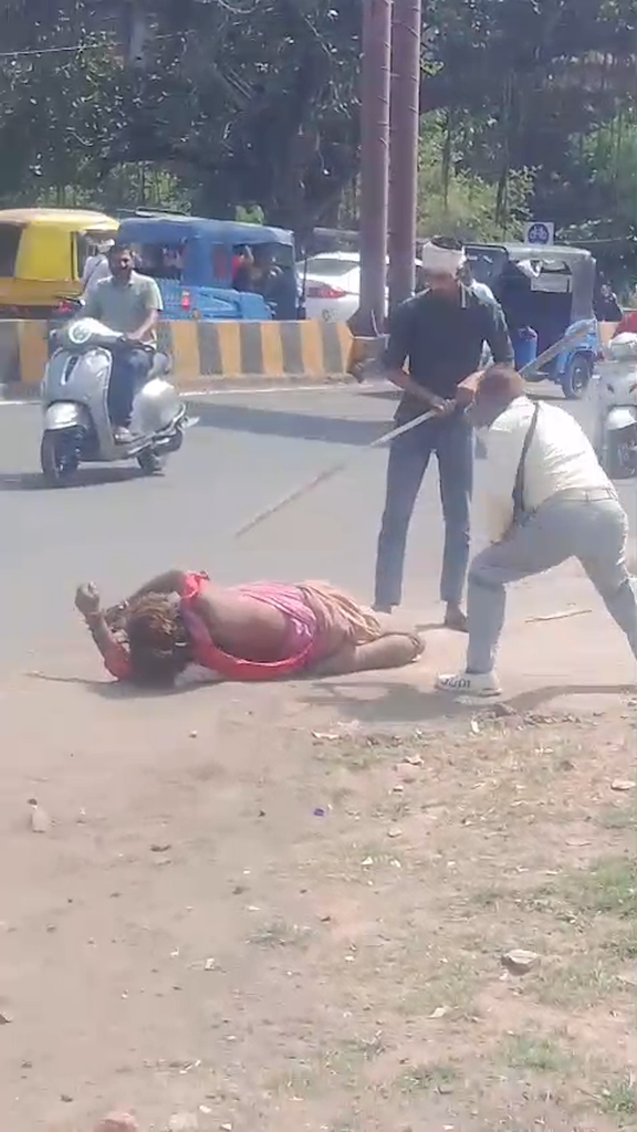 Gwarighat में अस्वस्थ युवक से मारपीट का वीडियो वायरल, सड़क पर घेरकर पीटने का आरोप