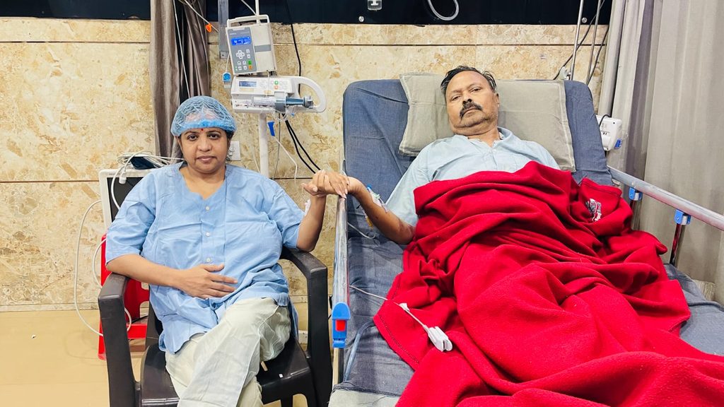 Karwa Chauth Jabalpur में रश्मि गुप्ता ने पति दीपक को किडनी दान कर ICU में करवाचौथ मनाया